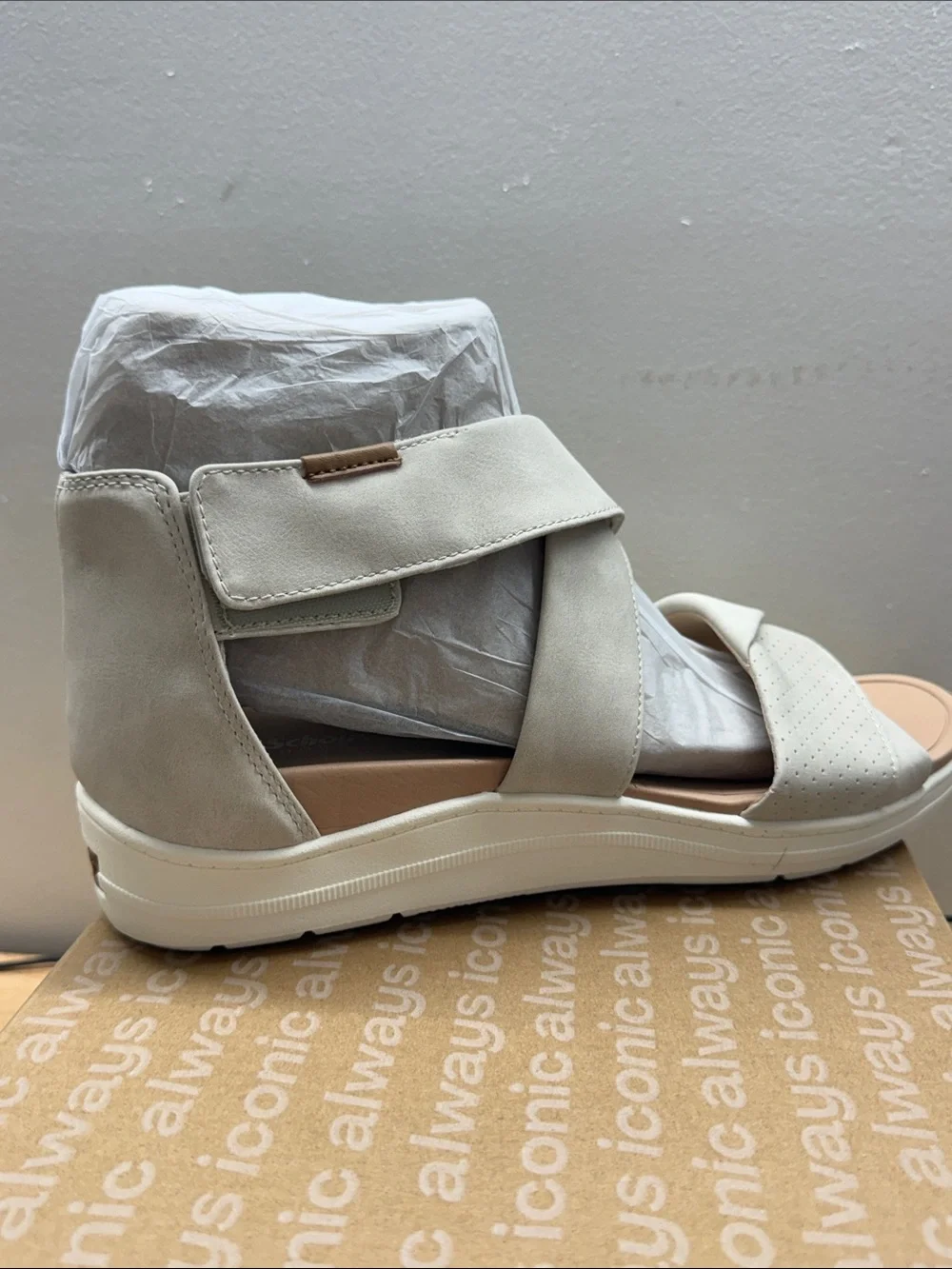 Dr. Scholl's Time of Run Women's Light Beige Strappy Sandals Size 10M NWT